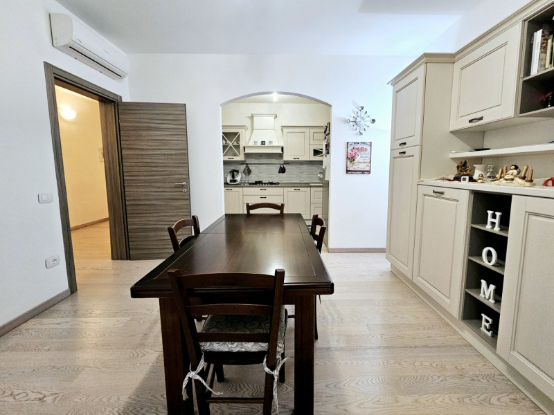 Proponiamo in vendita a Noventa Vicentina, grande casa singola con cortile sui quattro lati. L'ab...