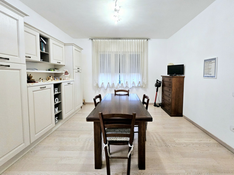 Proponiamo in vendita a Noventa Vicentina, grande casa singola con cortile sui quattro lati. L'ab...