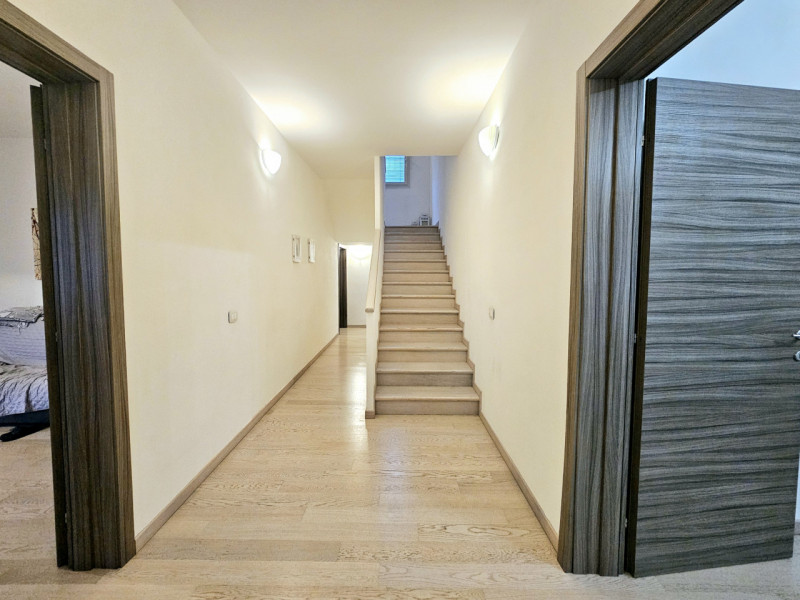 Proponiamo in vendita a Noventa Vicentina, grande casa singola con cortile sui quattro lati. L'ab...