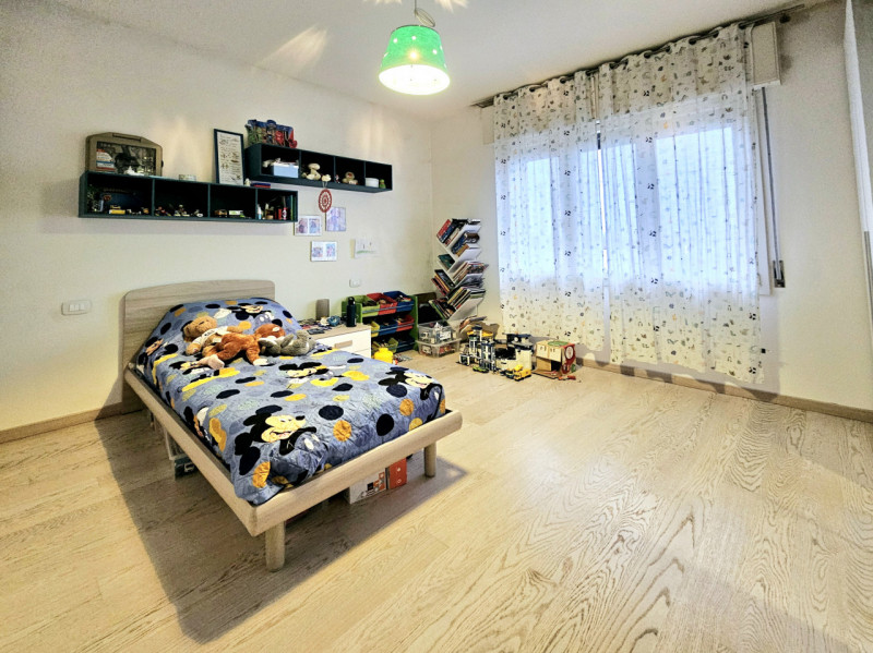 Proponiamo in vendita a Noventa Vicentina, grande casa singola con cortile sui quattro lati. L'ab...