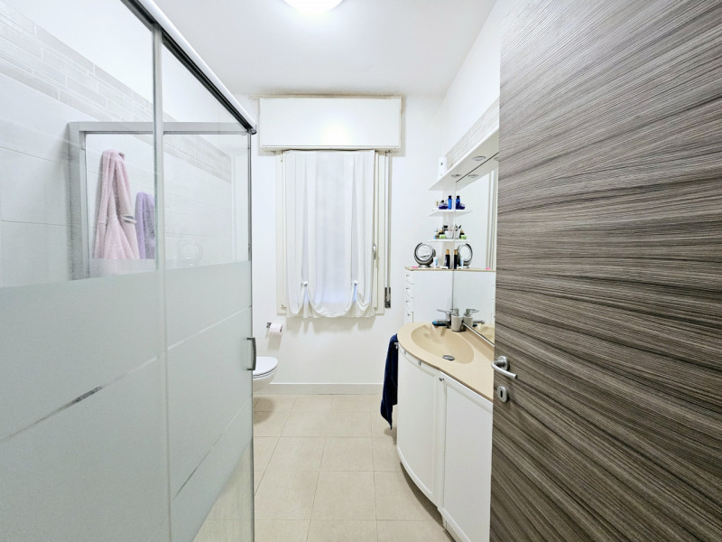 Proponiamo in vendita a Noventa Vicentina, grande casa singola con cortile sui quattro lati. L'ab...