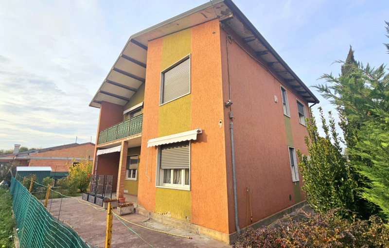 Proponiamo in vendita a Noventa Vicentina, grande casa singola con cortile sui quattro lati. L'ab...