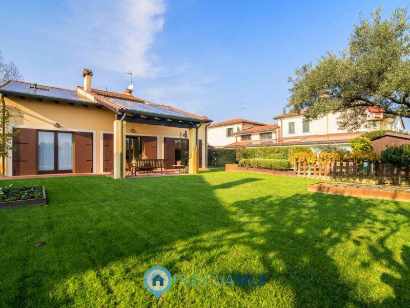 Immobile in esclusiva al Gruppo Padova MLS

Villa singola di pregio a Bragni Cadoneghe, caratteri...