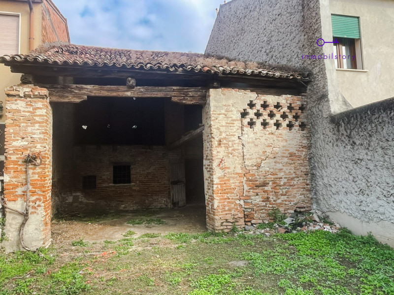 Fabbricato accostato su due lati di circa 146 mq, attualmente con destinazione a deposito/magazzi...