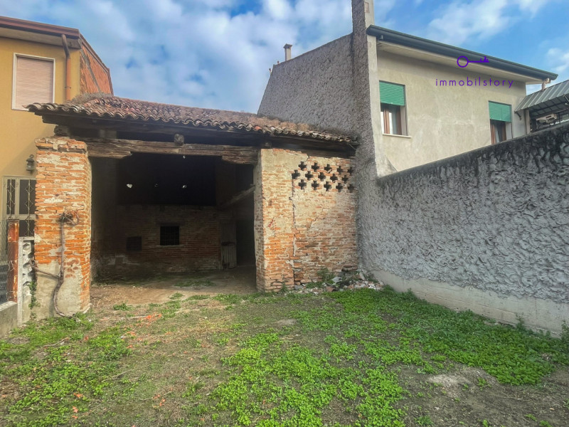 Fabbricato accostato su due lati di circa 146 mq, attualmente con destinazione a deposito/magazzi...