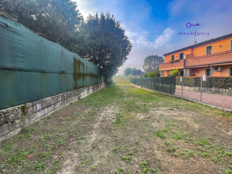 Fabbricato accostato su due lati di circa 146 mq, attualmente con destinazione a deposito/magazzi...