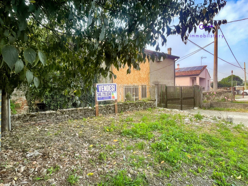 Fabbricato accostato su due lati di circa 146 mq, attualmente con destinazione a deposito/magazzi...