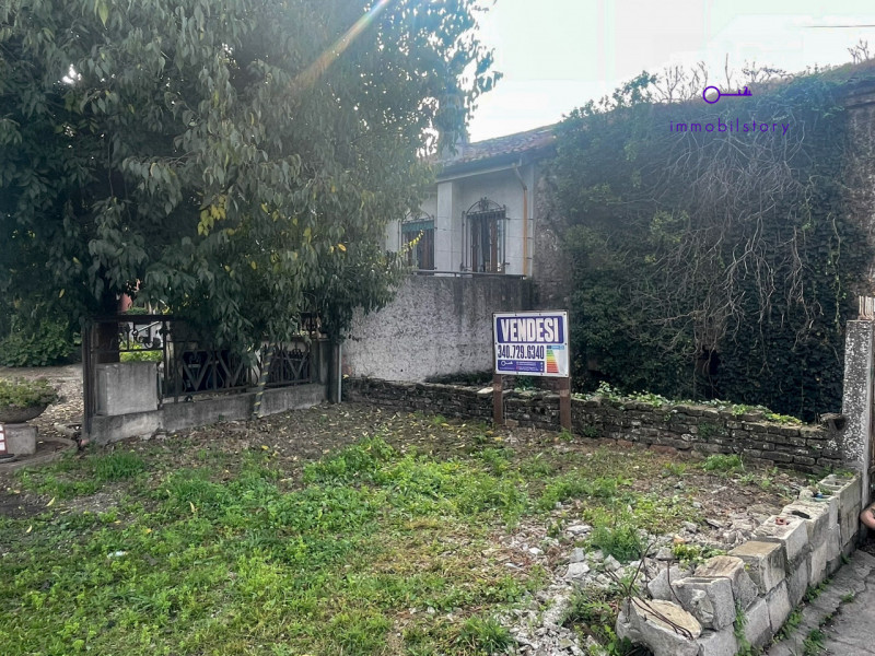 Fabbricato accostato su due lati di circa 146 mq, attualmente con destinazione a deposito/magazzi...