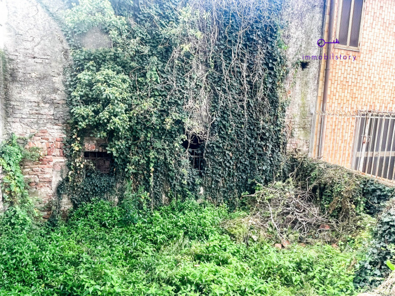 Fabbricato accostato su due lati di circa 146 mq, attualmente con destinazione a deposito/magazzi...