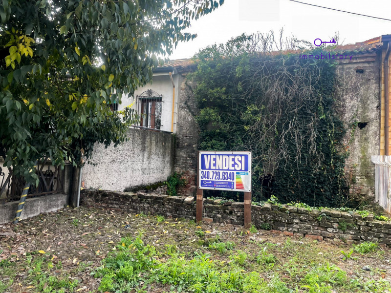 Fabbricato accostato su due lati di circa 146 mq, attualmente con destinazione a deposito/magazzi...