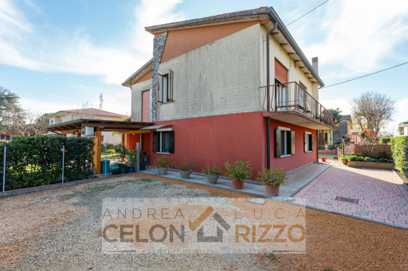 In tranquilla zona residenziale ad Agna, a pochi passi dal centro del paese e comoda a tutti i pr...