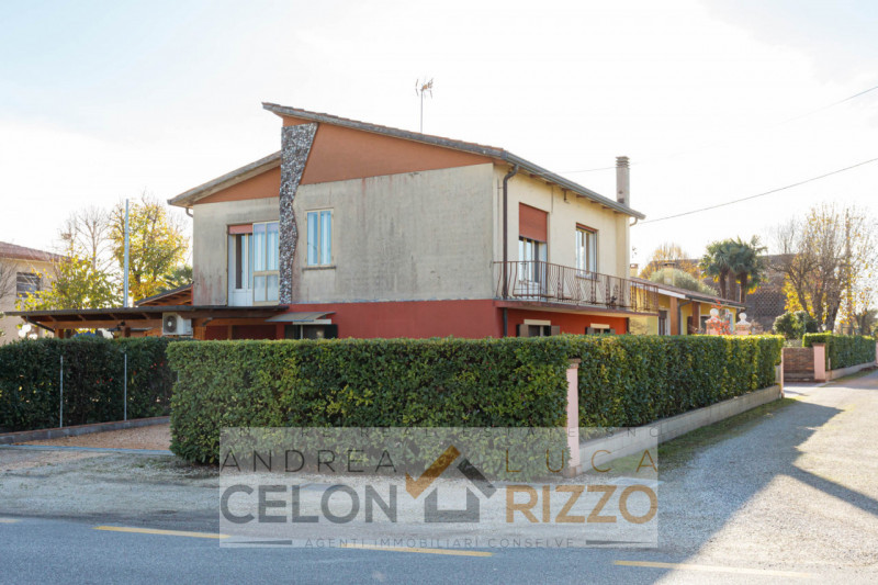 In tranquilla zona residenziale ad Agna, a pochi passi dal centro del paese e comoda a tutti i pr...