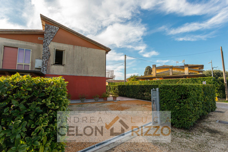 In tranquilla zona residenziale ad Agna, a pochi passi dal centro del paese e comoda a tutti i pr...