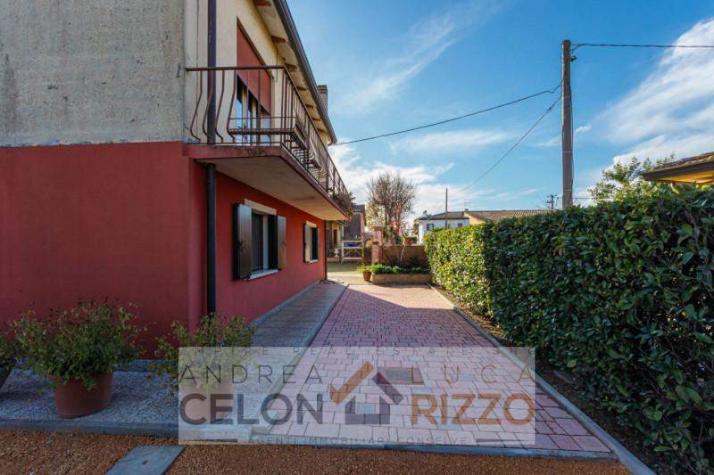 In tranquilla zona residenziale ad Agna, a pochi passi dal centro del paese e comoda a tutti i pr...