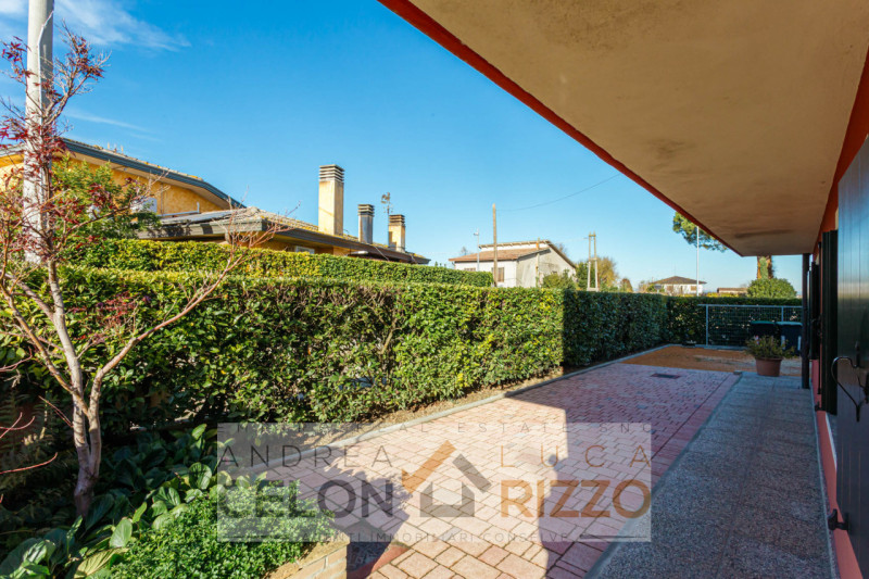 In tranquilla zona residenziale ad Agna, a pochi passi dal centro del paese e comoda a tutti i pr...