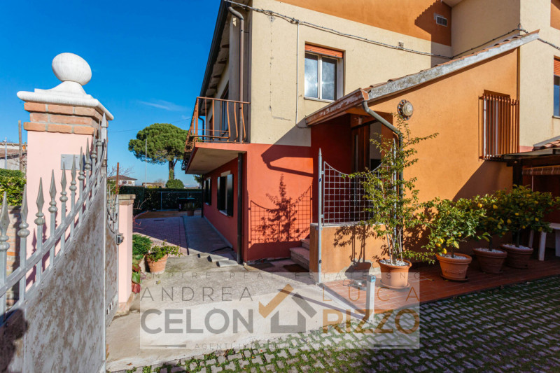 In tranquilla zona residenziale ad Agna, a pochi passi dal centro del paese e comoda a tutti i pr...