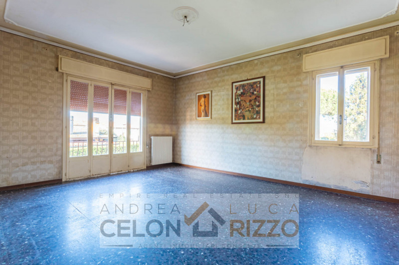 In tranquilla zona residenziale ad Agna, a pochi passi dal centro del paese e comoda a tutti i pr...