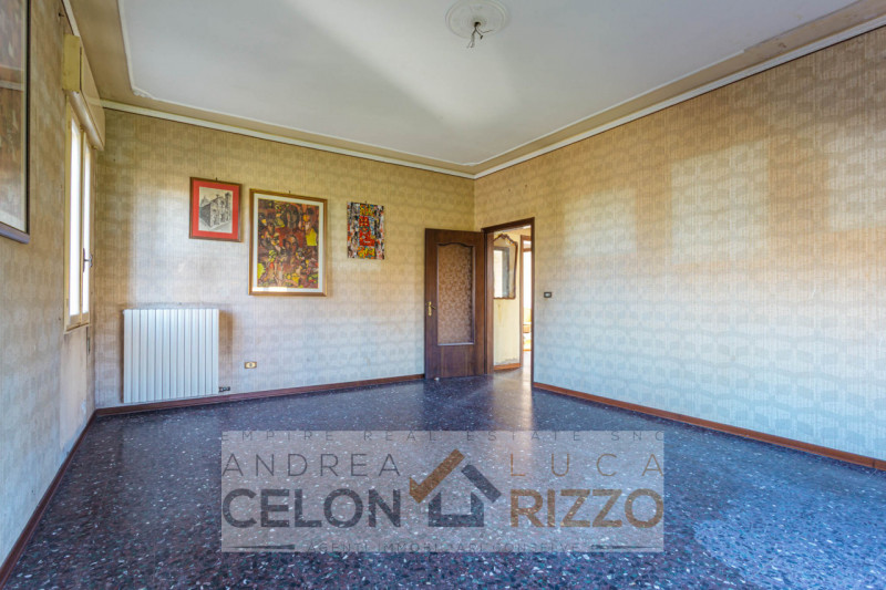 In tranquilla zona residenziale ad Agna, a pochi passi dal centro del paese e comoda a tutti i pr...