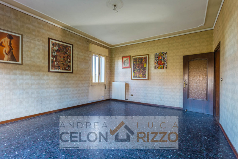 In tranquilla zona residenziale ad Agna, a pochi passi dal centro del paese e comoda a tutti i pr...