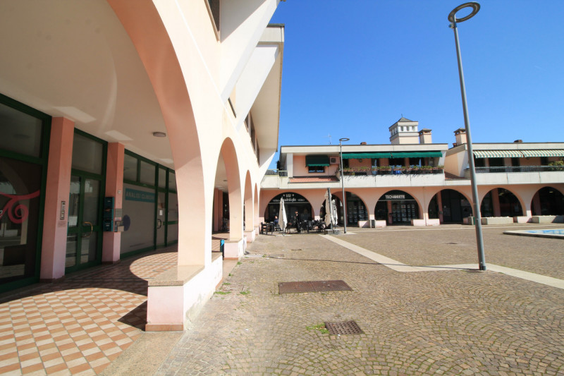 Battaglia terme: in zona centrale, negozio di ca 55 mq in piazzetta commerciale molto frequentata...