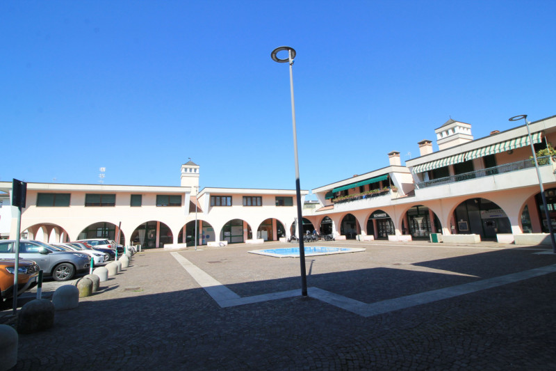 Battaglia terme: in zona centrale, negozio di ca 55 mq in piazzetta commerciale molto frequentata...