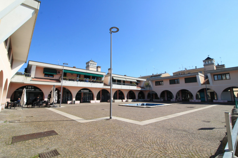 Battaglia terme: in zona centrale, negozio di ca 55 mq in piazzetta commerciale molto frequentata...
