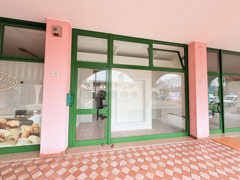Battaglia terme: in zona centrale, negozio di ca 55 mq in piazzetta commerciale molto frequentata...