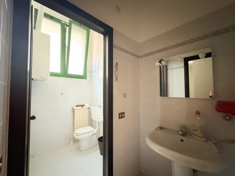 Battaglia terme: in zona centrale, negozio di ca 55 mq in piazzetta commerciale molto frequentata...