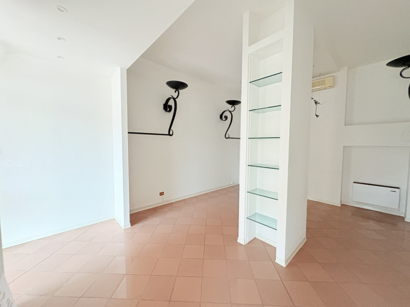 Battaglia terme: in zona centrale, negozio di ca 55 mq in piazzetta commerciale molto frequentata...