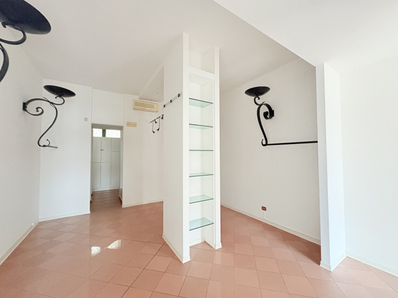 Battaglia terme: in zona centrale, negozio di ca 55 mq in piazzetta commerciale molto frequentata...