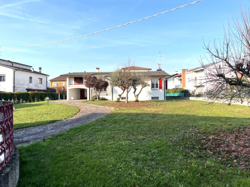 Scopri questa splendida casa singola situata nel cuore di Creazzo, una delle zone più ambite dell...