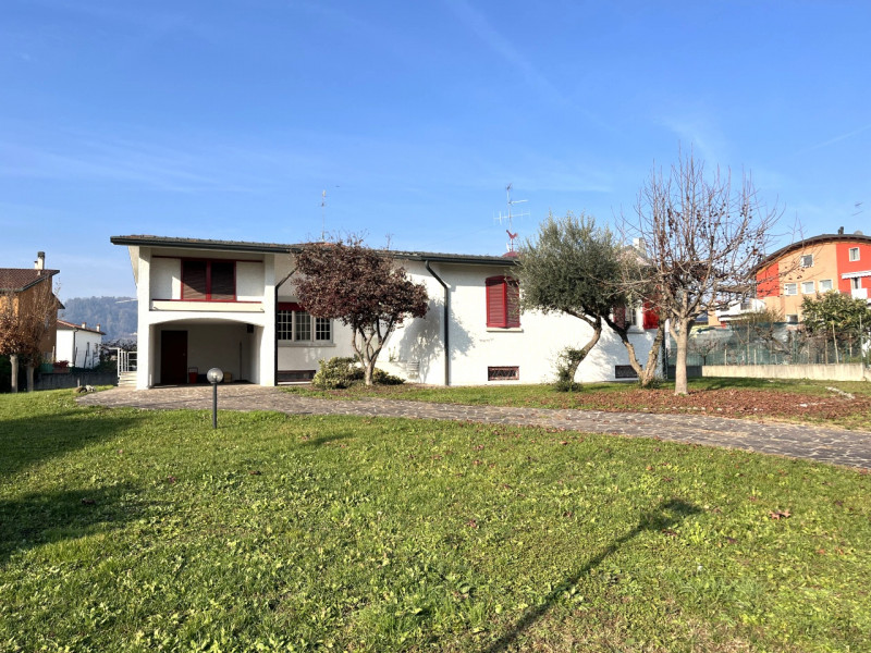 Scopri questa splendida casa singola situata nel cuore di Creazzo, una delle zone più ambite dell...