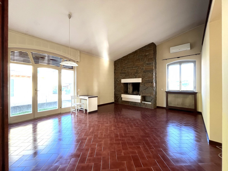 Scopri questa splendida casa singola situata nel cuore di Creazzo, una delle zone più ambite dell...