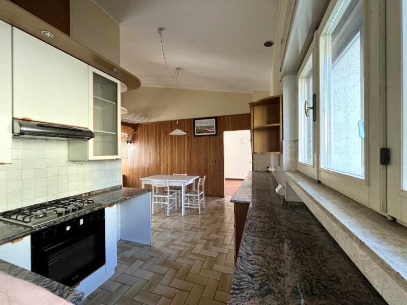 Scopri questa splendida casa singola situata nel cuore di Creazzo, una delle zone più ambite dell...