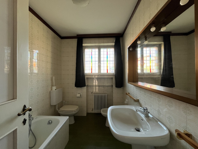 Scopri questa splendida casa singola situata nel cuore di Creazzo, una delle zone più ambite dell...