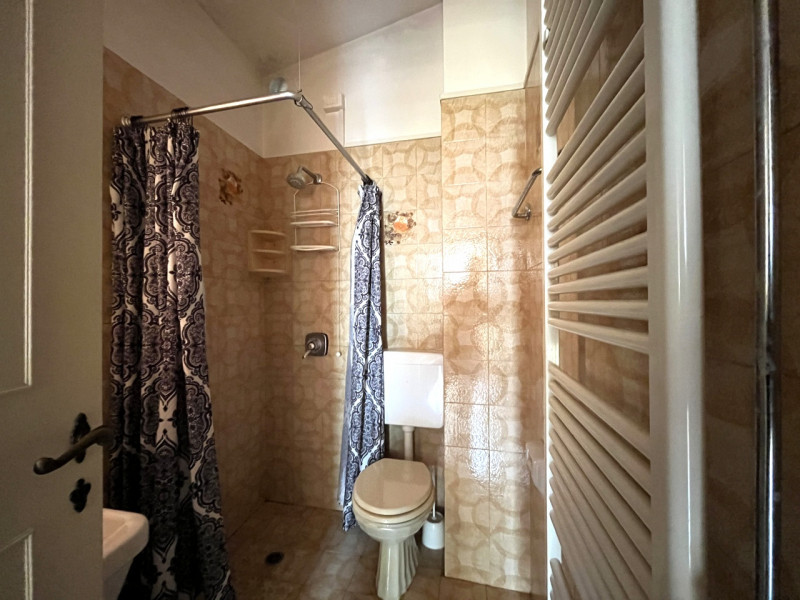 Scopri questa splendida casa singola situata nel cuore di Creazzo, una delle zone più ambite dell...