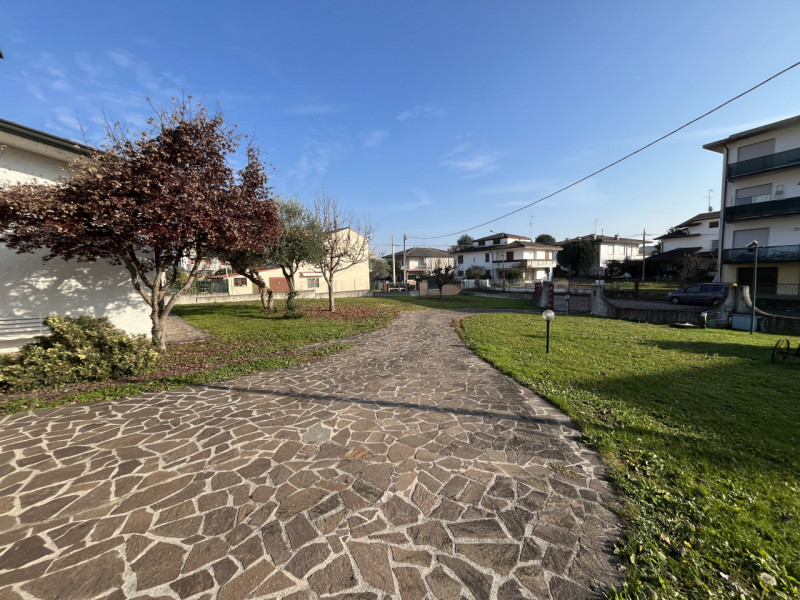 Scopri questa splendida casa singola situata nel cuore di Creazzo, una delle zone più ambite dell...