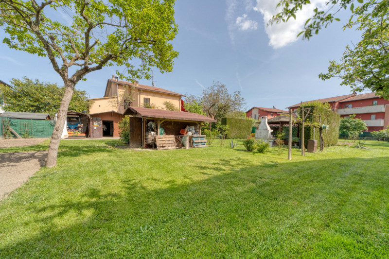 Nel cuore della richiestissima zona di Sarmeola, nel comune di Rubano, proponiamo in vendita una ...