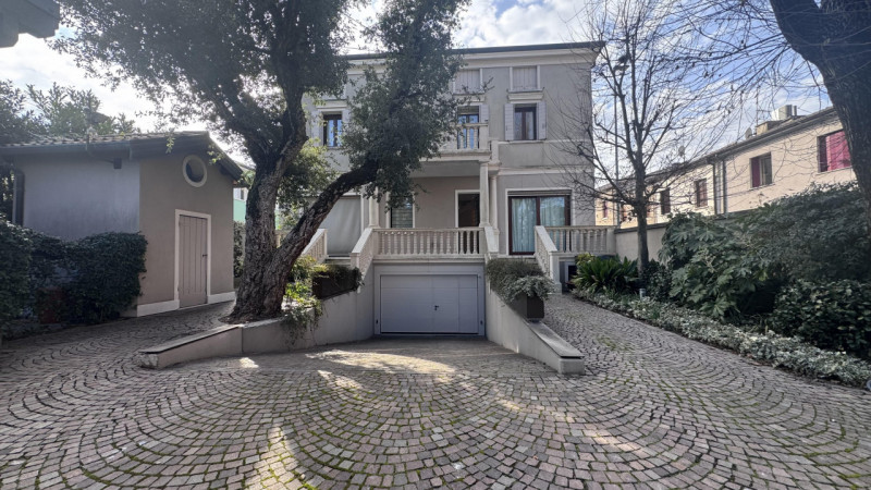 Nel pieno centro di Monselice, in posizione di assoluto rilievo e comodità a tutti i servizi, pro...