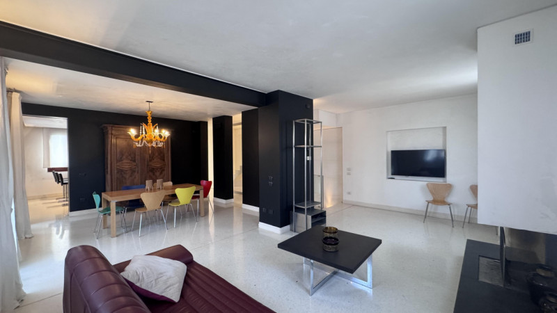 Nel pieno centro di Monselice, in posizione di assoluto rilievo e comodità a tutti i servizi, pro...