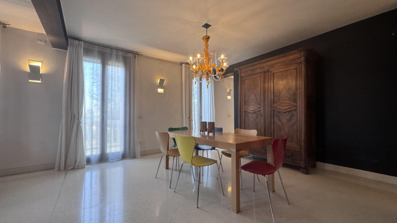 Nel pieno centro di Monselice, in posizione di assoluto rilievo e comodità a tutti i servizi, pro...