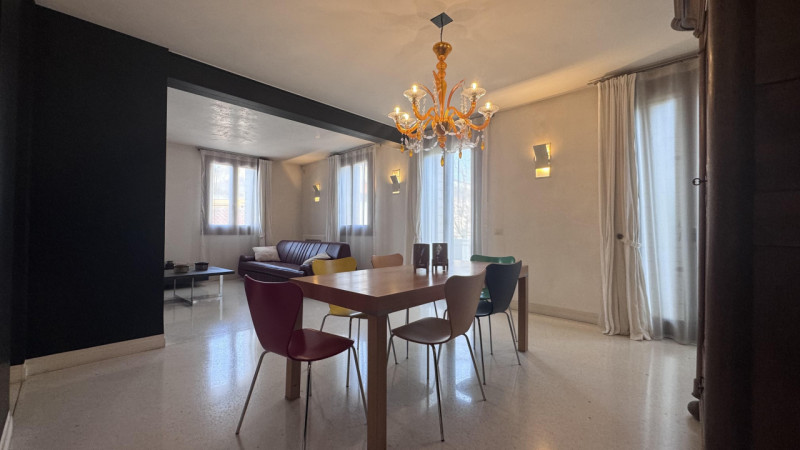 Nel pieno centro di Monselice, in posizione di assoluto rilievo e comodità a tutti i servizi, pro...