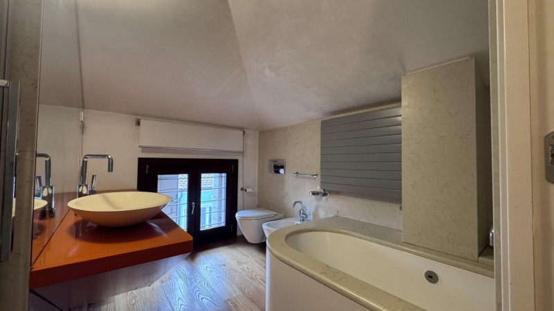 Nel pieno centro di Monselice, in posizione di assoluto rilievo e comodità a tutti i servizi, pro...