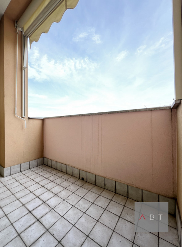 Appartamento situato al piano secondo e composto di: soggiorno con angolo cottura, due camere, du...