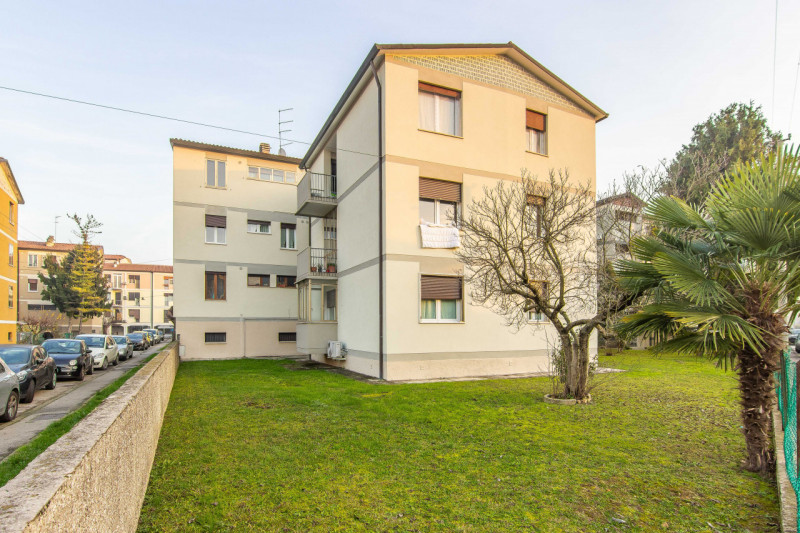 Scopri questo splendido appartamento quadrilocale situato nel tranquillo e ricercato quartiere di...