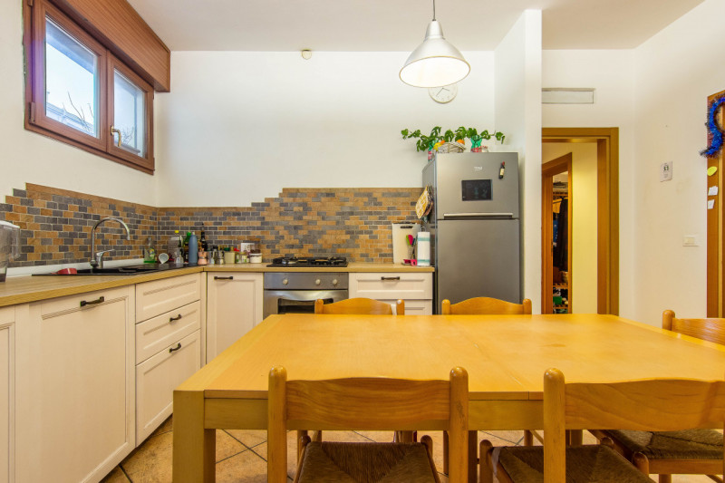 Scopri questo splendido appartamento quadrilocale situato nel tranquillo e ricercato quartiere di...