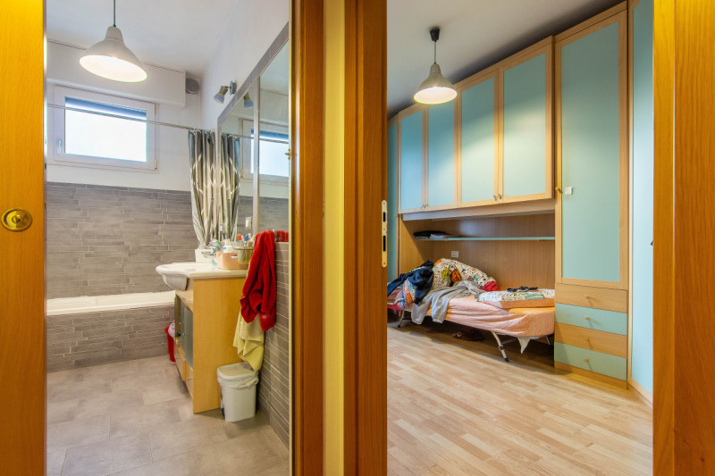 Scopri questo splendido appartamento quadrilocale situato nel tranquillo e ricercato quartiere di...