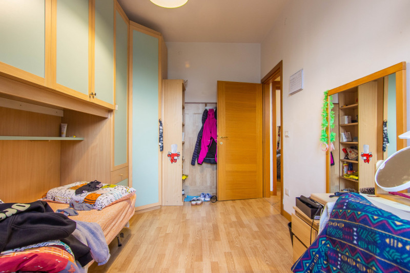 Scopri questo splendido appartamento quadrilocale situato nel tranquillo e ricercato quartiere di...