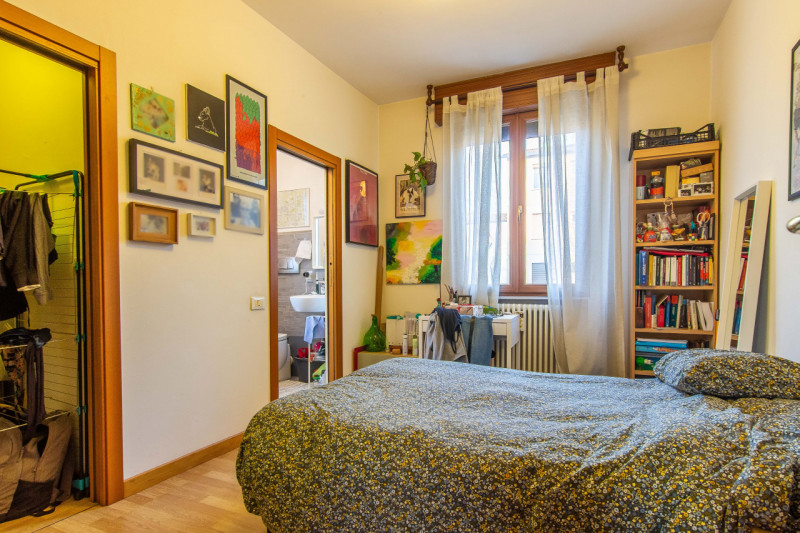 Scopri questo splendido appartamento quadrilocale situato nel tranquillo e ricercato quartiere di...