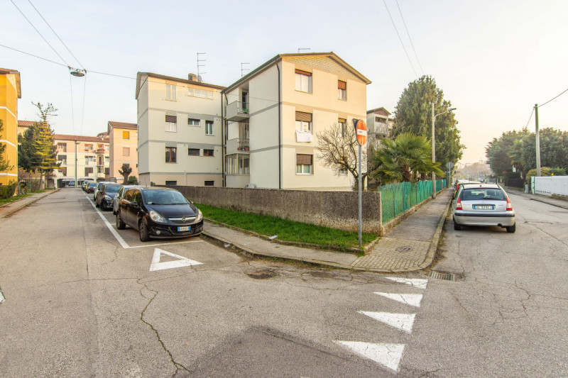 Scopri questo splendido appartamento quadrilocale situato nel tranquillo e ricercato quartiere di...